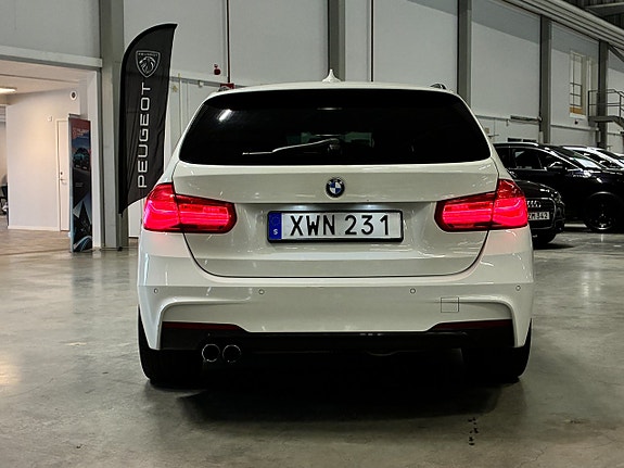 BMW 330i 4 of 28