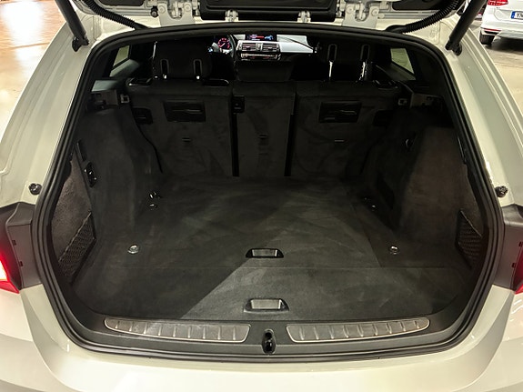 BMW 330i 11 of 28