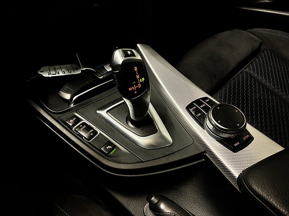 BMW 330i 23 of 28