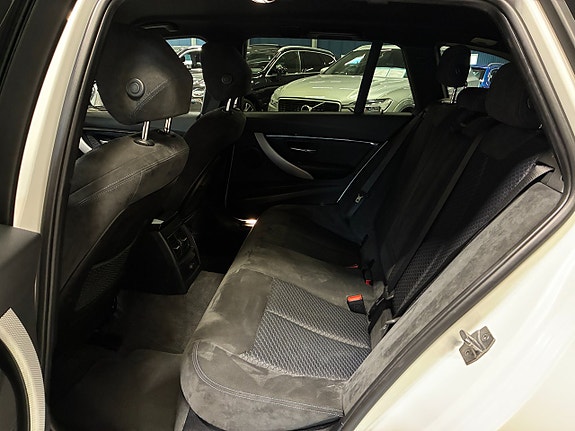 BMW 330i 16 of 28
