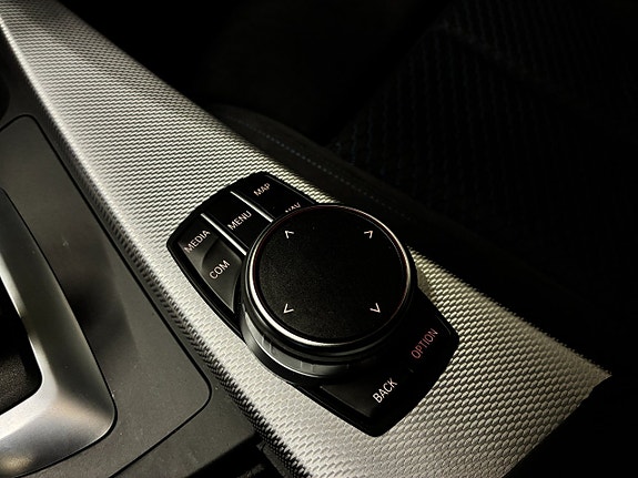 BMW 330i 24 of 28