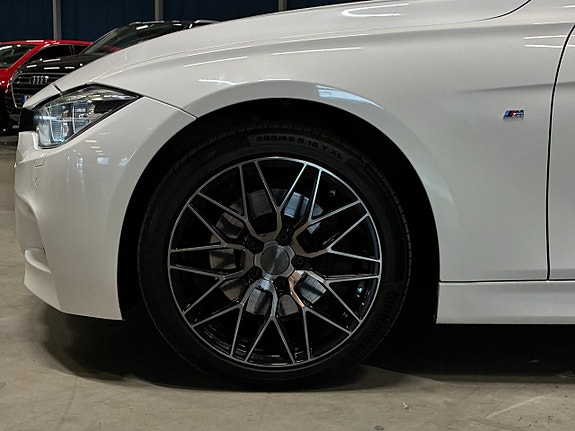BMW 330i 9 of 28