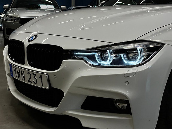 BMW 330i 8 of 28