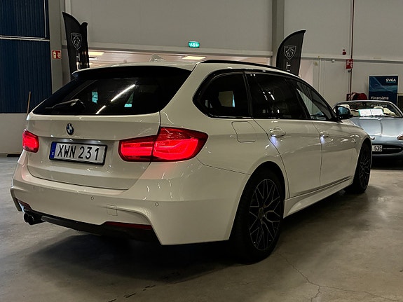 BMW 330i 3 of 28