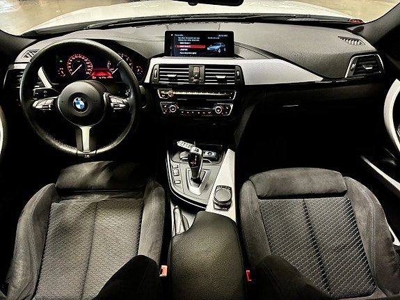 BMW 330i 17 of 28