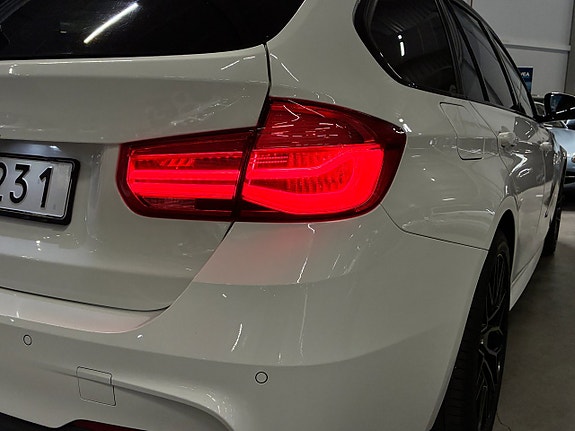 BMW 330i 10 of 28