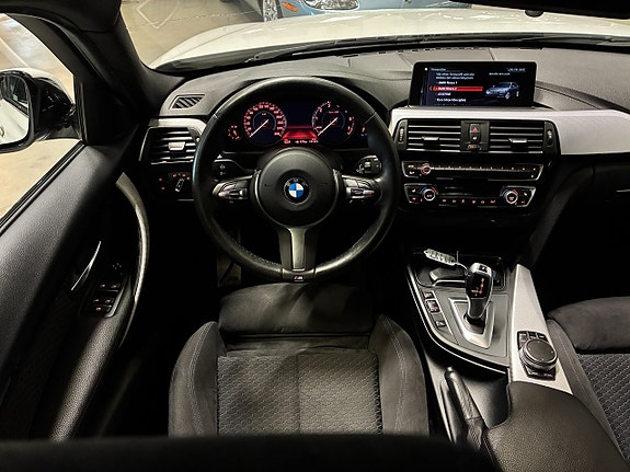 BMW 330i 18 of 28