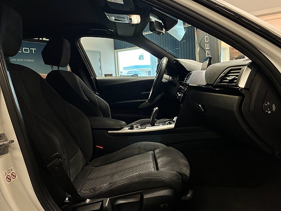 BMW 330i 14 of 28
