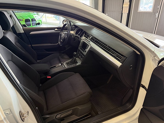 Volkswagen Passat 11 of 13