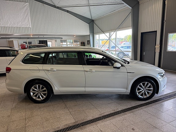 Volkswagen Passat 2 of 13