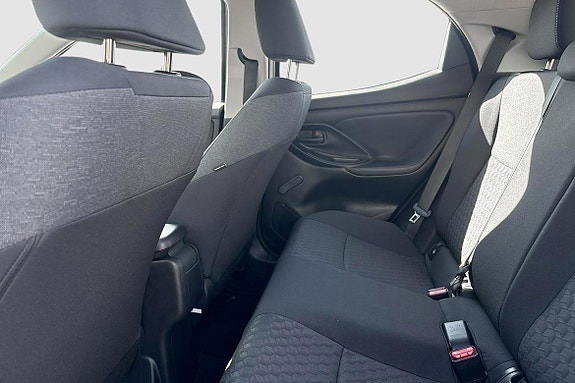 Toyota Yaris 9 of 12