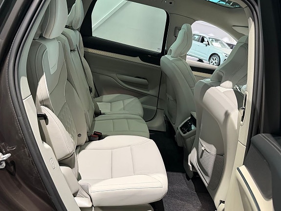 Volvo EX90 15 of 23