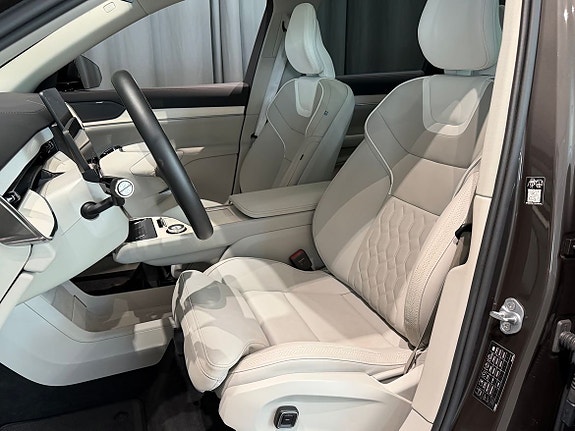 Volvo EX90 10 of 23