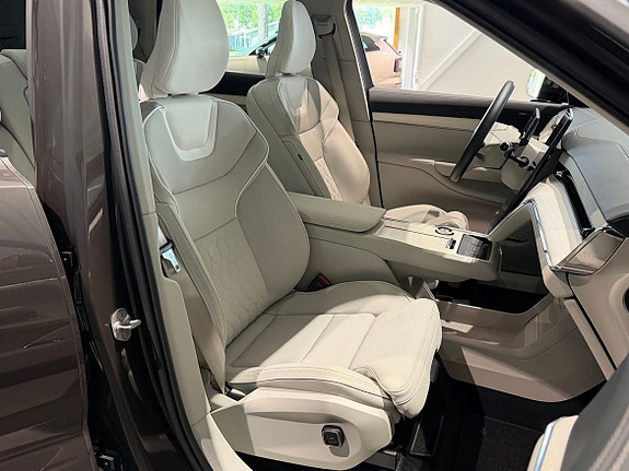 Volvo EX90 16 of 23