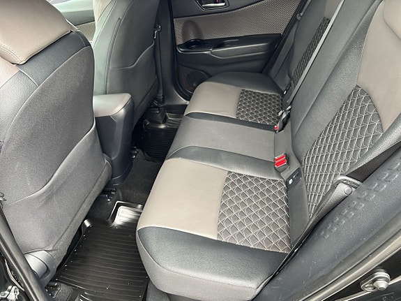 Toyota C-HR 7 of 11
