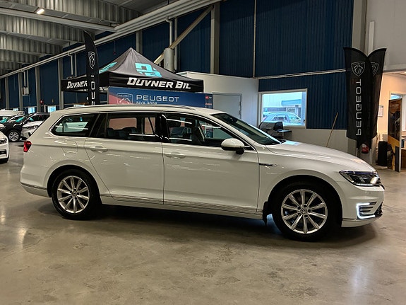 Volkswagen Passat 2 of 25