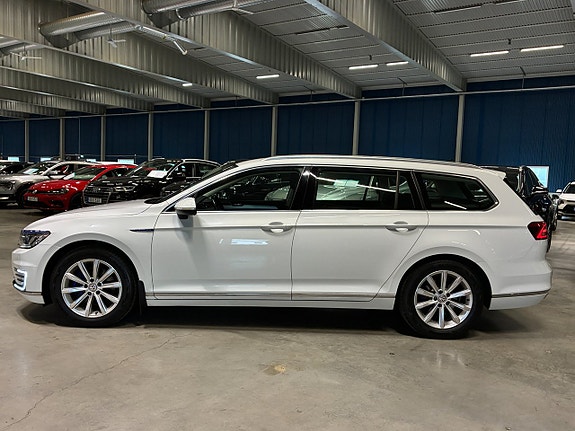 Volkswagen Passat 5 of 25