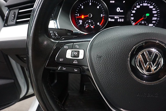 Volkswagen Passat 10 of 15
