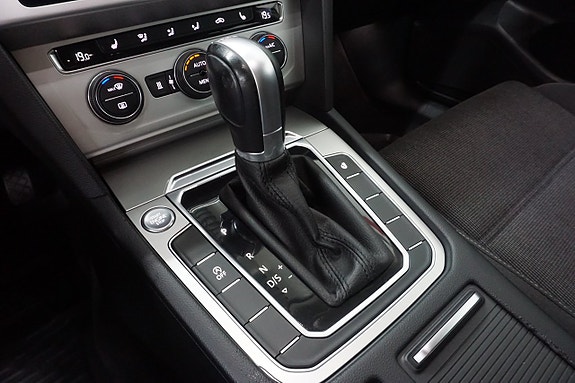 Volkswagen Passat 12 of 15