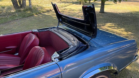 Mercedes-Benz 250 SL 10 of 21