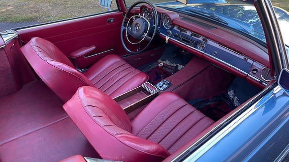 Mercedes-Benz 250 SL 15 of 21