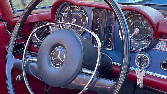 Mercedes-Benz 250 SL 17 of 21
