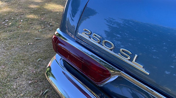 Mercedes-Benz 250 SL 13 of 21