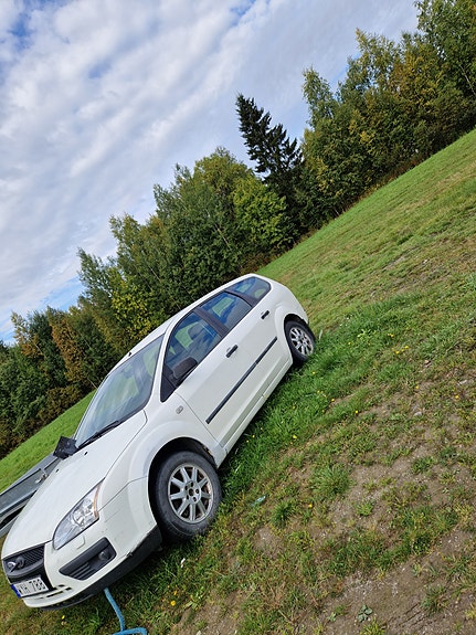 Ford Focus 2 of 3