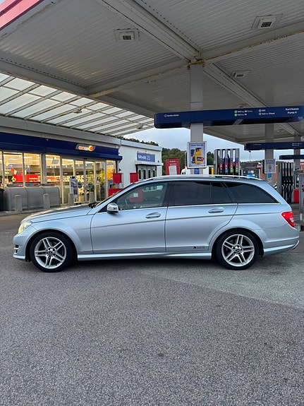 Mercedes-Benz C200 2 of 13