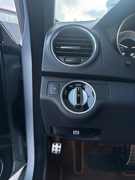 Mercedes-Benz C200 11 of 13