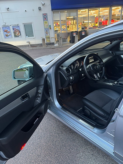 Mercedes-Benz C200 6 of 13
