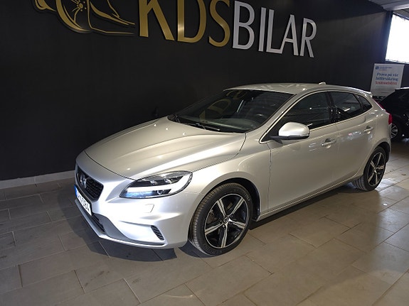 Volvo V40 2 of 11