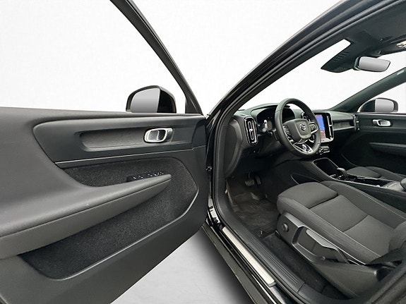 Volvo XC40 10 of 30