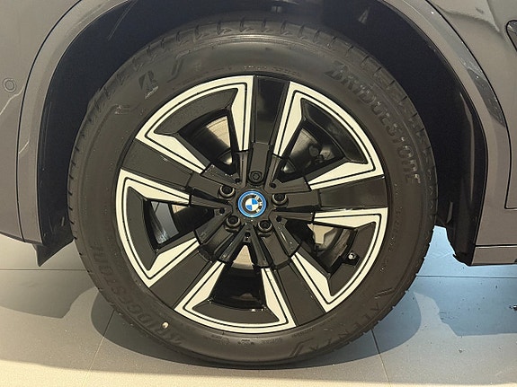 BMW iX3 5 of 18