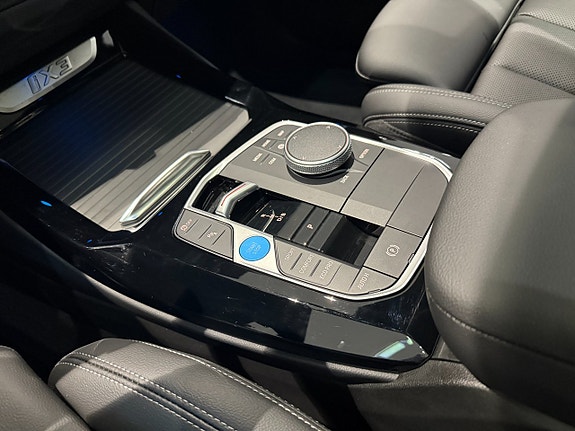BMW iX3 16 of 18