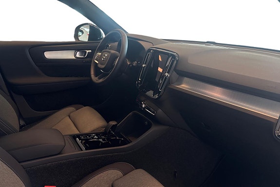 Volvo XC40 7 of 23