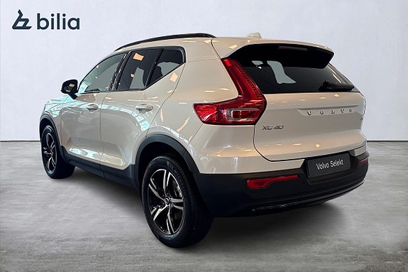 Volvo XC40 2 of 23