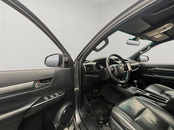 Toyota HiLux 17 of 30