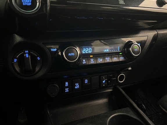 Toyota HiLux 27 of 30