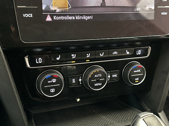Volkswagen Passat 16 of 30
