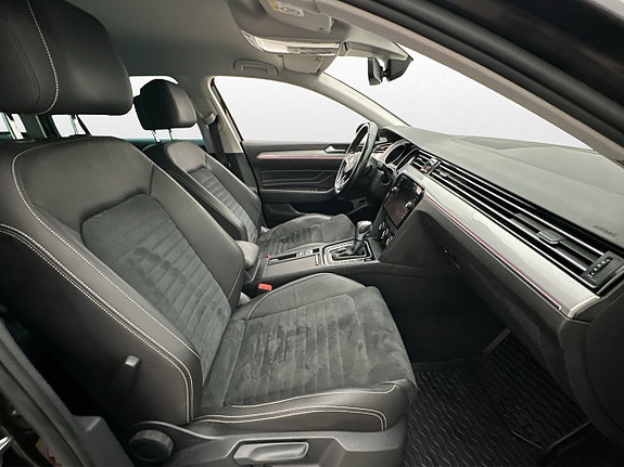 Volkswagen Passat 12 of 30