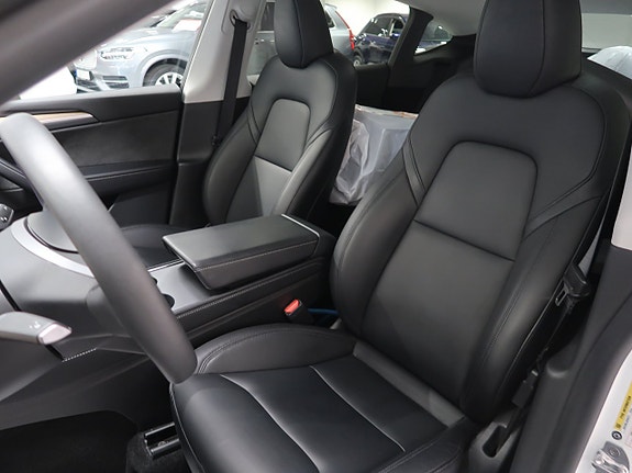 Tesla Model Y 18 of 30