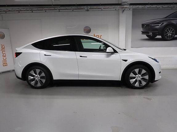 Tesla Model Y 7 of 30