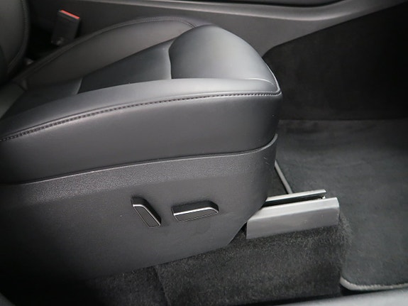 Tesla Model Y 22 of 30