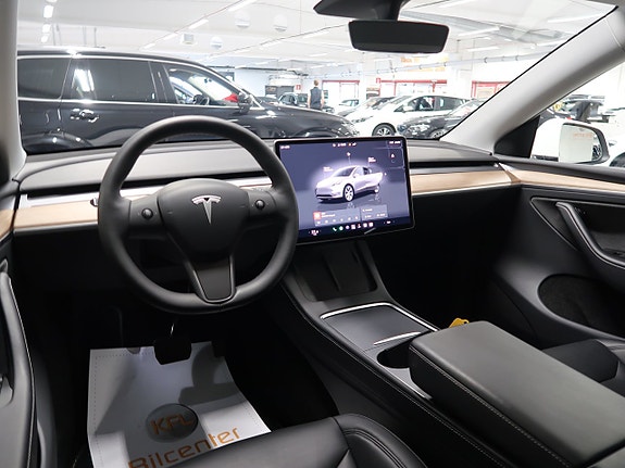 Tesla Model Y 17 of 30