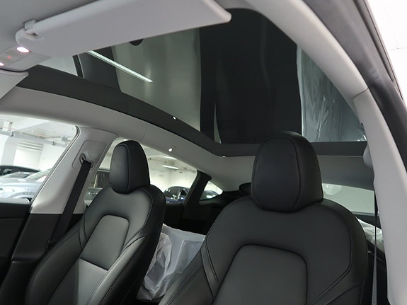 Tesla Model Y 23 of 30