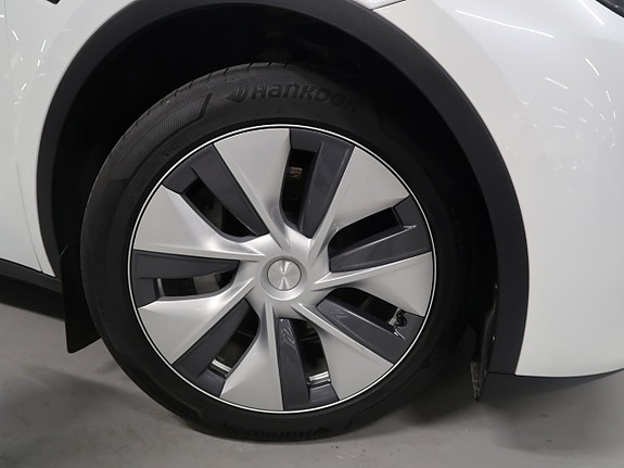 Tesla Model Y 14 of 30