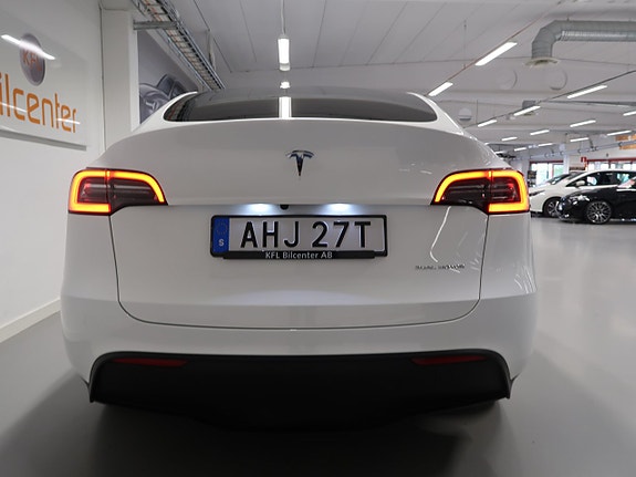Tesla Model Y 9 of 30
