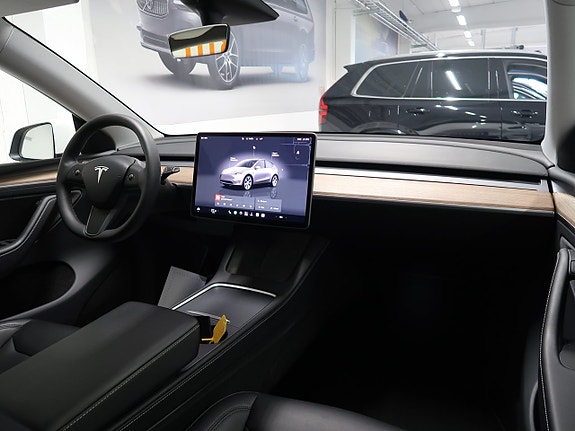 Tesla Model Y 20 of 30