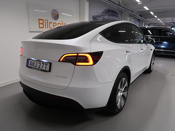 Tesla Model Y 8 of 30
